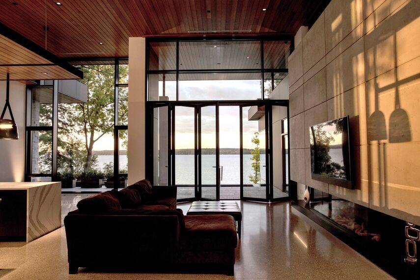 ConceptWall 50 Murs rideaux, ConceptFolding 77 Coulissants, ConceptSystem 77 Fenêtres et ConceptSystem 77 Portes - Maison South Water Flats situé à Kempenfelt Bay, Canada