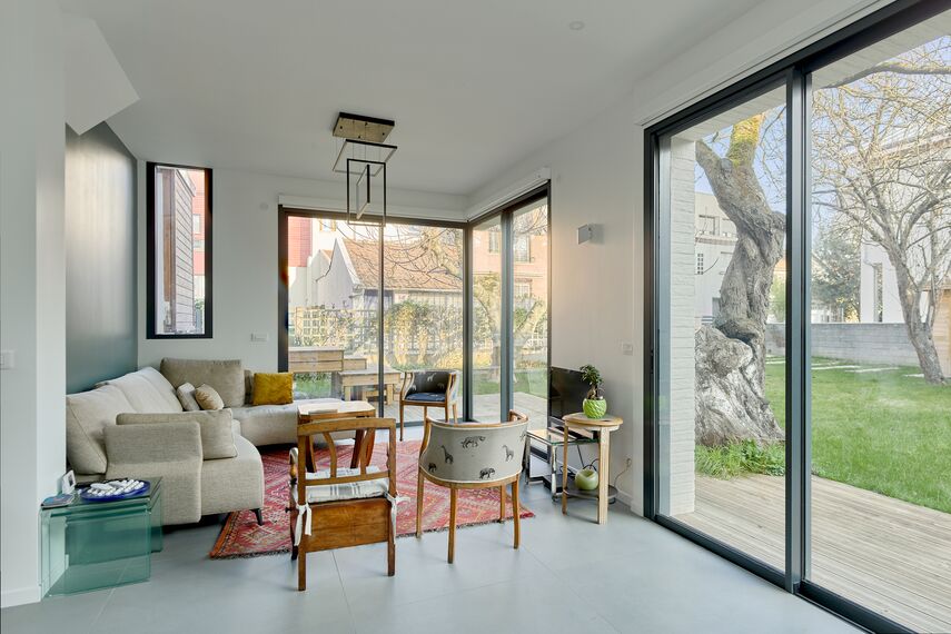 ThermoSystem 68 Fenêtres, SlimPatio 68 Coulissants et ThermoRoof 200 Vérandas - Extension à Malakoff : confort et lumière situé à Malakoff, France