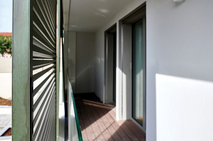 BriseSoleil 40 Brise Soleil, SlimPatio 68 Coulissants et CS 77 Hidden Vent Fenêtres - Immeuble résidentiel Palazzo Arbà situé à Genoa, Italie