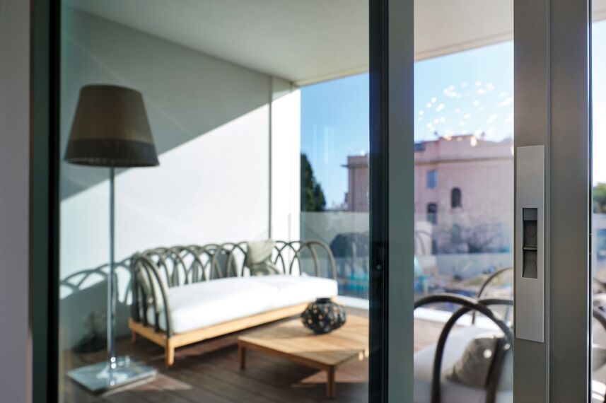 BriseSoleil 40 Brise Soleil, SlimPatio 68 Coulissants et CS 77 Hidden Vent Fenêtres - Immeuble résidentiel Palazzo Arbà situé à Genoa, Italie