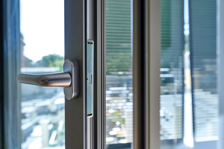 BriseSoleil 40 Brise Soleil, SlimPatio 68 Coulissants et CS 77 Hidden Vent Fenêtres - Immeuble résidentiel Palazzo Arbà situé à Genoa, Italie