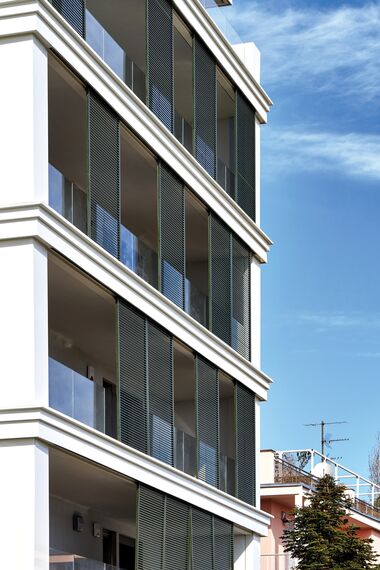 BriseSoleil 40 Brise Soleil, SlimPatio 68 Coulissants et CS 77 Hidden Vent Fenêtres - Immeuble résidentiel Palazzo Arbà situé à Genoa, Italie
