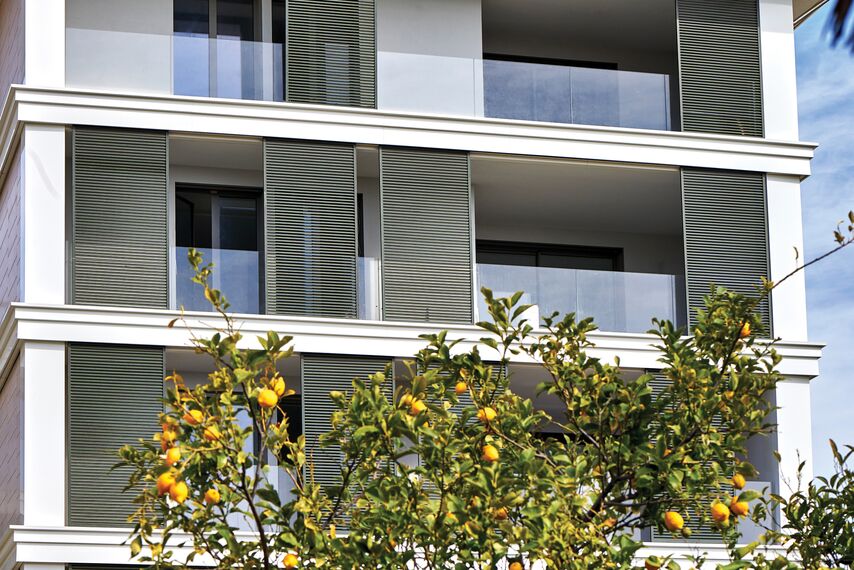 BriseSoleil 40 Brise Soleil, SlimPatio 68 Coulissants et CS 77 Hidden Vent Fenêtres - Immeuble résidentiel Palazzo Arbà situé à Genoa, Italie