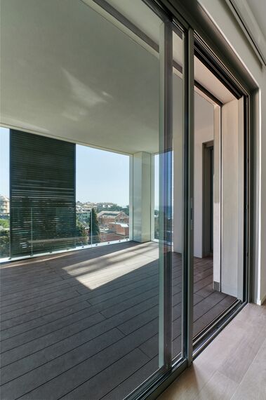 BriseSoleil 40 Brise Soleil, SlimPatio 68 Coulissants et CS 77 Hidden Vent Fenêtres - Immeuble résidentiel Palazzo Arbà situé à Genoa, Italie