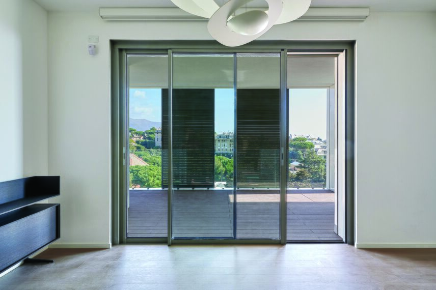 BriseSoleil 40 Brise Soleil, SlimPatio 68 Coulissants et CS 77 Hidden Vent Fenêtres - Immeuble résidentiel Palazzo Arbà situé à Genoa, Italie