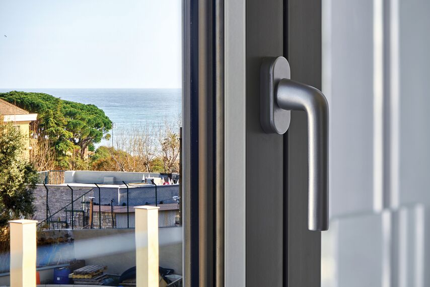 BriseSoleil 40 Brise Soleil, SlimPatio 68 Coulissants et CS 77 Hidden Vent Fenêtres - Immeuble résidentiel Palazzo Arbà situé à Genoa, Italie