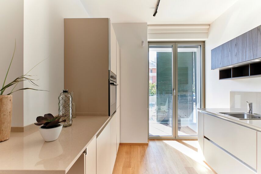 BriseSoleil 40 Brise Soleil, SlimPatio 68 Coulissants et CS 77 Hidden Vent Fenêtres - Immeuble résidentiel Palazzo Arbà situé à Genoa, Italie