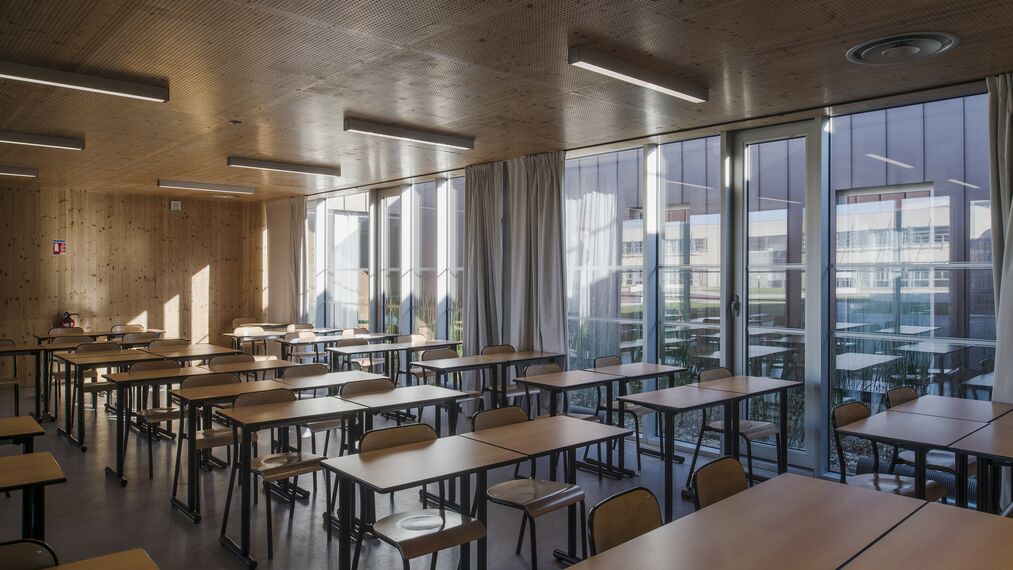 TS 68 Fenêtres, CW 50 Standard Murs rideaux, CW 50 Murs rideaux et CD 68 Portes - Ecole/Collège/Lycée Lycée Brito Bain de Bretagne situé à Bain-de-Bretagne, France