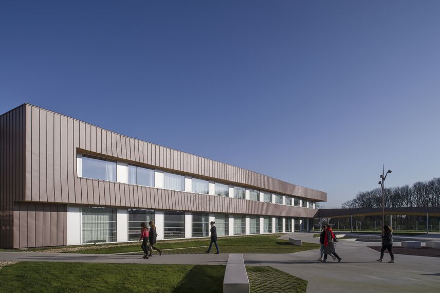 TS 68 Fenêtres, CW 50 Standard Murs rideaux, CW 50 Murs rideaux et CD 68 Portes - Ecole/Collège/Lycée Lycée Brito Bain de Bretagne situé à Bain-de-Bretagne, France