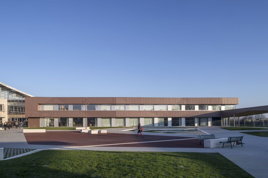 TS 68 Fenêtres, CW 50 Standard Murs rideaux, CW 50 Murs rideaux et CD 68 Portes - Ecole/Collège/Lycée Lycée Brito Bain de Bretagne situé à Bain-de-Bretagne, France