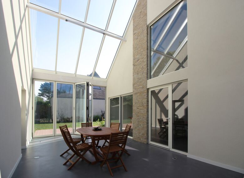 ConceptWall 50 Murs rideaux, ThermoSystem 68 Fenêtres, ConceptPatio 68 Coulissants et ConceptFolding 77 Coulissants - Maison Maison privée Bioclimatique situé à Crach, France