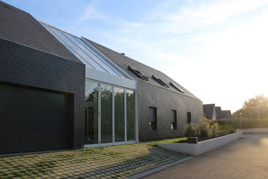 ConceptWall 50 Murs rideaux, ThermoSystem 68 Fenêtres, ConceptPatio 68 Coulissants et ConceptFolding 77 Coulissants - Maison Maison privée Bioclimatique situé à Crach, France
