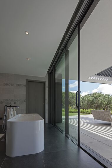 SlimLine 38 Portes, HiFinity Coulissants et ConceptFolding 77 Coulissants - Maison Villa en Espagne - En toute transparence situé àEspagne