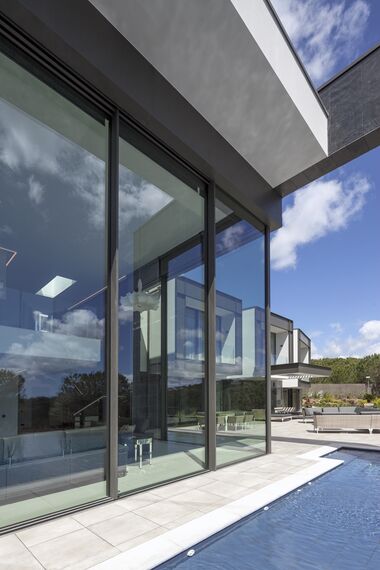 SlimLine 38 Portes, HiFinity Coulissants et ConceptFolding 77 Coulissants - Maison Villa en Espagne - En toute transparence situé àEspagne