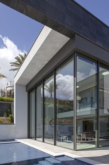 SlimLine 38 Portes, HiFinity Coulissants et ConceptFolding 77 Coulissants - Maison Villa en Espagne - En toute transparence situé àEspagne