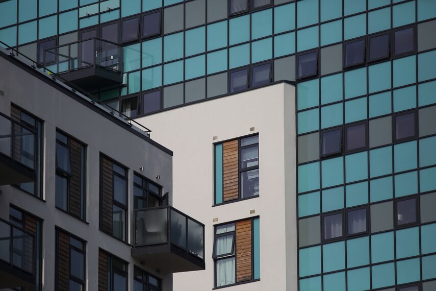 Vision 50 Portes, ConceptWall 50 Murs rideaux, ConceptSystem 68 Portes et ES 50 Fenêtres - Complexe immobilier Enfield Central situé à Enfield, Royaume-Uni