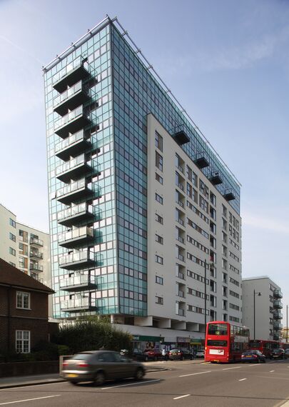 Vision 50 Portes, ConceptWall 50 Murs rideaux, ConceptSystem 68 Portes et ES 50 Fenêtres - Complexe immobilier Enfield Central situé à Enfield, Royaume-Uni