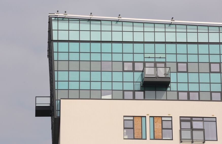 Vision 50 Portes, ConceptWall 50 Murs rideaux, ConceptSystem 68 Portes et ES 50 Fenêtres - Complexe immobilier Enfield Central situé à Enfield, Royaume-Uni