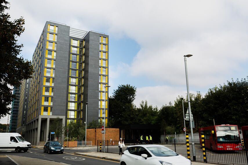 ConceptSystem 68 Portes et CW 50-HI Murs rideaux - Immeuble résidentiel Sherwood Court situé à London, Royaume-Uni