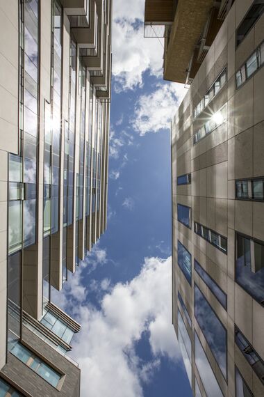 ConceptSystem 68 Fenêtres, ConceptWall 60 Murs rideaux, ConceptPatio 130 Coulissants, ConceptSystem 77 Fenêtres, ConceptSystem 77 Portes et ConceptWall 50 Murs rideaux - One Tower Bridge situé à London, Royaume-Uni