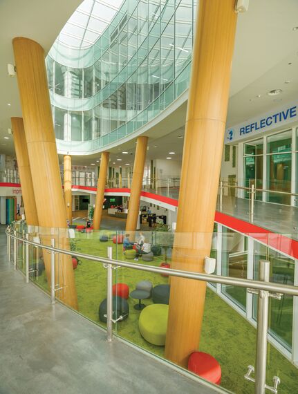 EcoSystem 50 Fenêtres et CW 50-HI Murs rideaux - Ecole/Collège/Lycée Swiss Scientific International School situé à Dubai, Émirats arabes unis