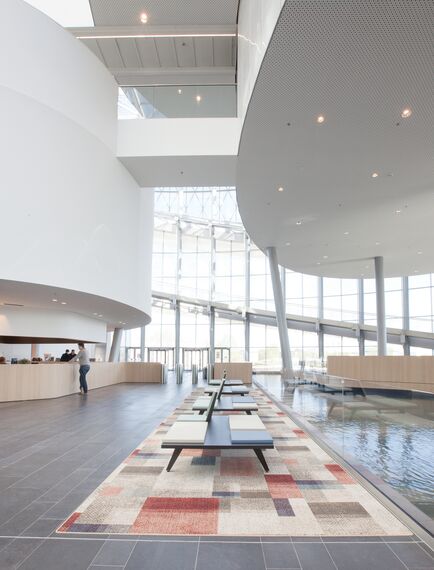 ConceptSystem 77 Fenêtres et ConceptWall 50 Murs rideaux - Immeuble de bureaux Barco One Campus situé à Kortrijk, Belgique