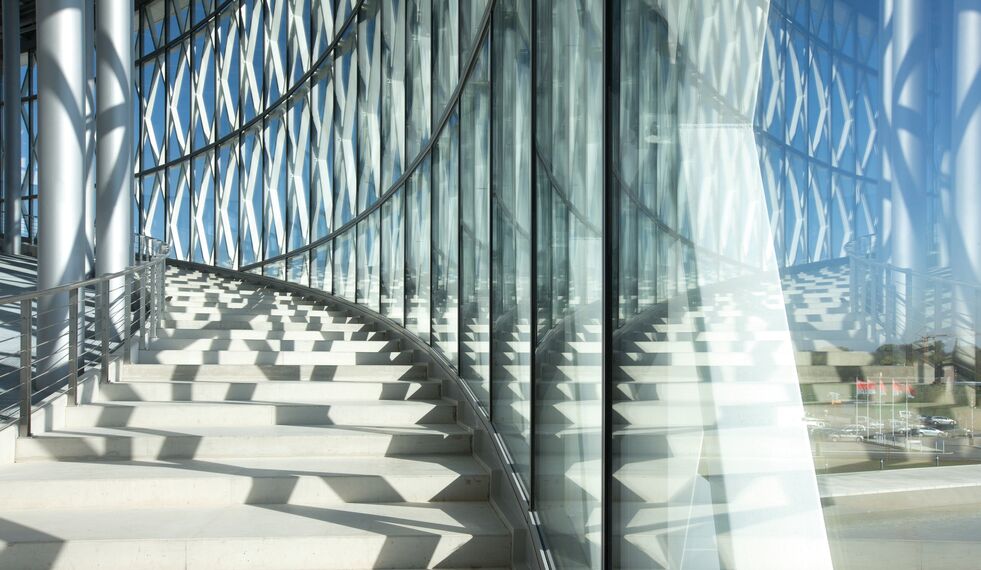 ConceptSystem 77 Fenêtres et ConceptWall 50 Murs rideaux - Immeuble de bureaux Barco One Campus situé à Kortrijk, Belgique