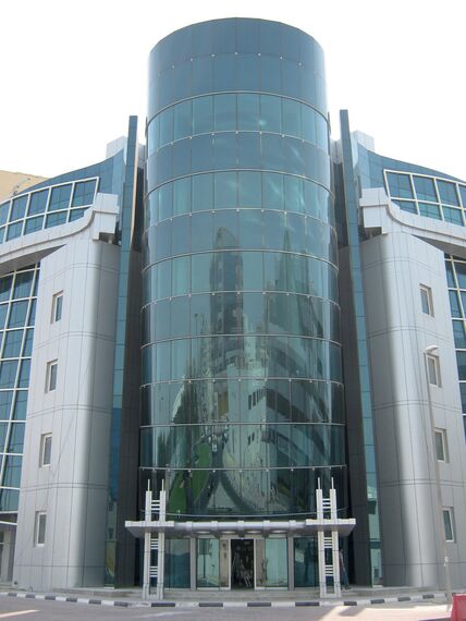 CP 50 Coulissants et ConceptWall 50 Murs rideaux - Immeuble de bureaux Al Gurg Office Tower situé à Dubai, Émirats arabes unis