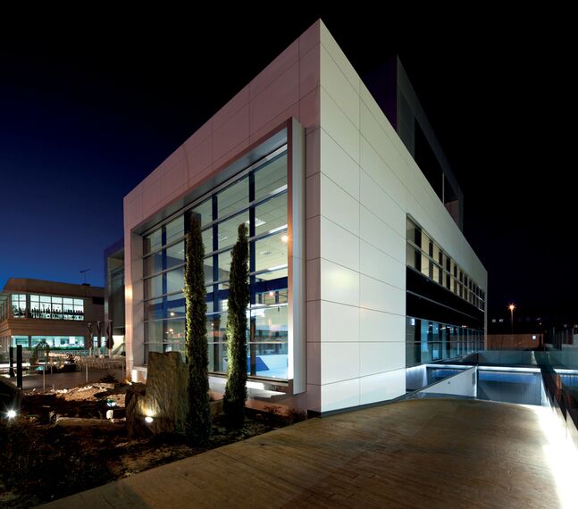 EcoSystem 50 Portes, ConceptSystem 77 Fenêtres, ConceptSystem 77 Portes, EcoSystem 50 Fenêtres et ConceptWall 50 Murs rideaux - Ferbocar situé à Madrid, Espagne