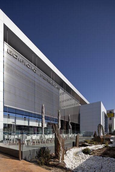 EcoSystem 50 Portes, ConceptSystem 77 Fenêtres, ConceptSystem 77 Portes, EcoSystem 50 Fenêtres et ConceptWall 50 Murs rideaux - Ferbocar situé à Madrid, Espagne