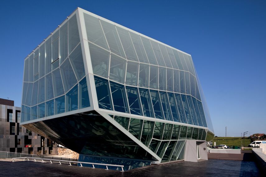 ConceptSystem 77 Portes, ConceptWall 60 Murs rideaux et ConceptSystem 77 Fenêtres - Immeuble de bureaux Ambar Engineering & Innovation Centre situé à Santander, Espagne