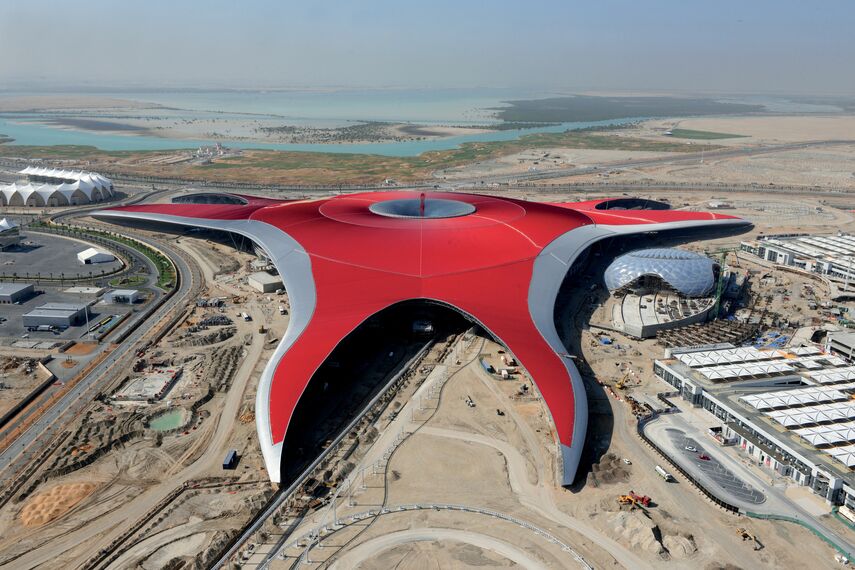ConceptWall 86 Murs rideaux - Ferrari World Abu Dhabi situé à Abu Dhabi, Émirats arabes unis