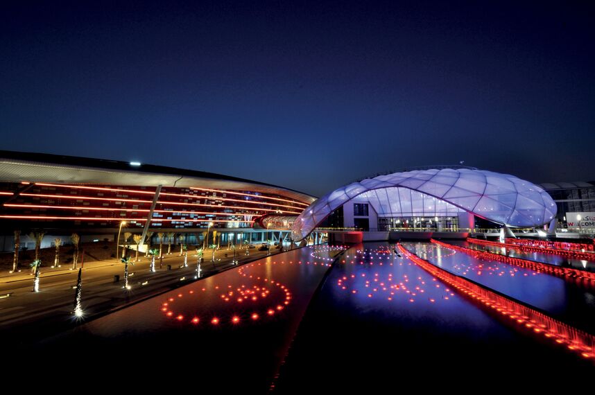 ConceptWall 86 Murs rideaux - Ferrari World Abu Dhabi situé à Abu Dhabi, Émirats arabes unis