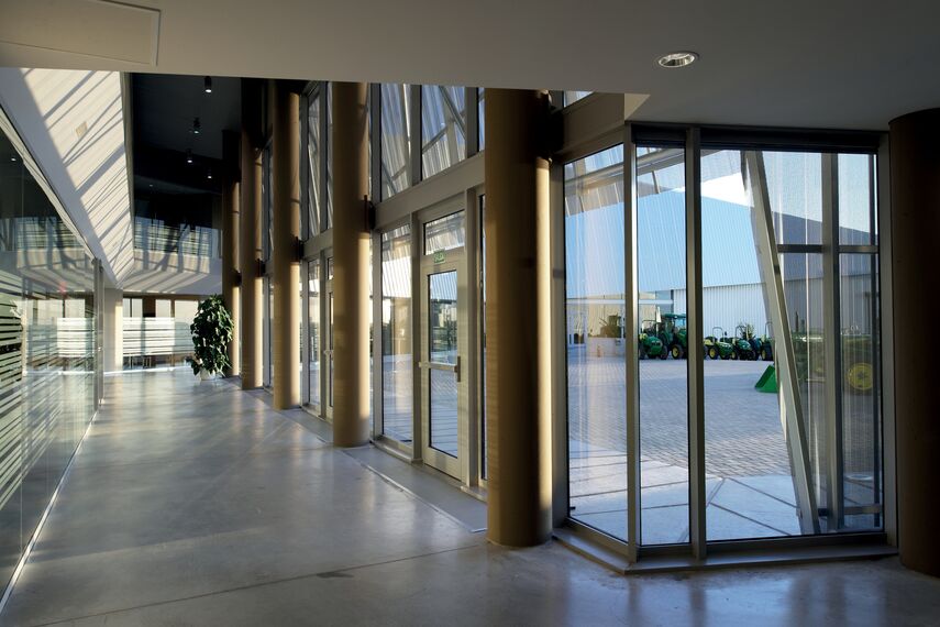 ConceptWall 50 Murs rideaux - Immeuble de bureaux Sede John Deere situé à Parla, Espagne