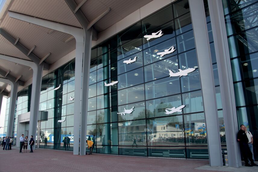 ConceptWall 50 Murs rideaux - Aéroport International Airport Kharkiv situé à Kharkiv, Ukraine