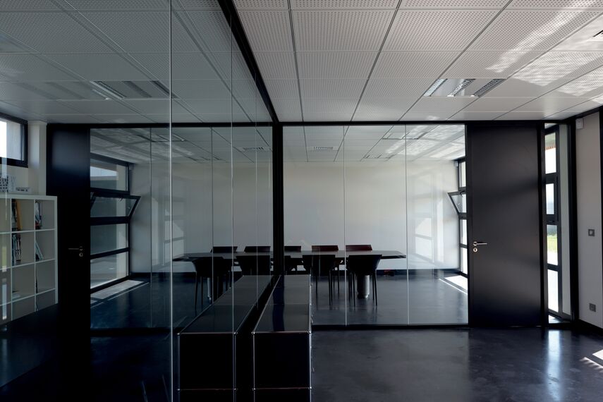 ThermoSystem 57 Portes, CP 50 Coulissants et ThermoSystem 57 Fenêtres - Immeuble de bureaux BBC office building situé à Vaulx en Velin, France