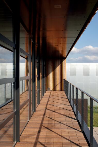 ThermoSystem 57 Portes, CP 50 Coulissants et ThermoSystem 57 Fenêtres - Immeuble de bureaux BBC office building situé à Vaulx en Velin, France