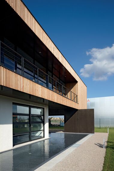 ThermoSystem 57 Portes, CP 50 Coulissants et ThermoSystem 57 Fenêtres - Immeuble de bureaux BBC office building situé à Vaulx en Velin, France