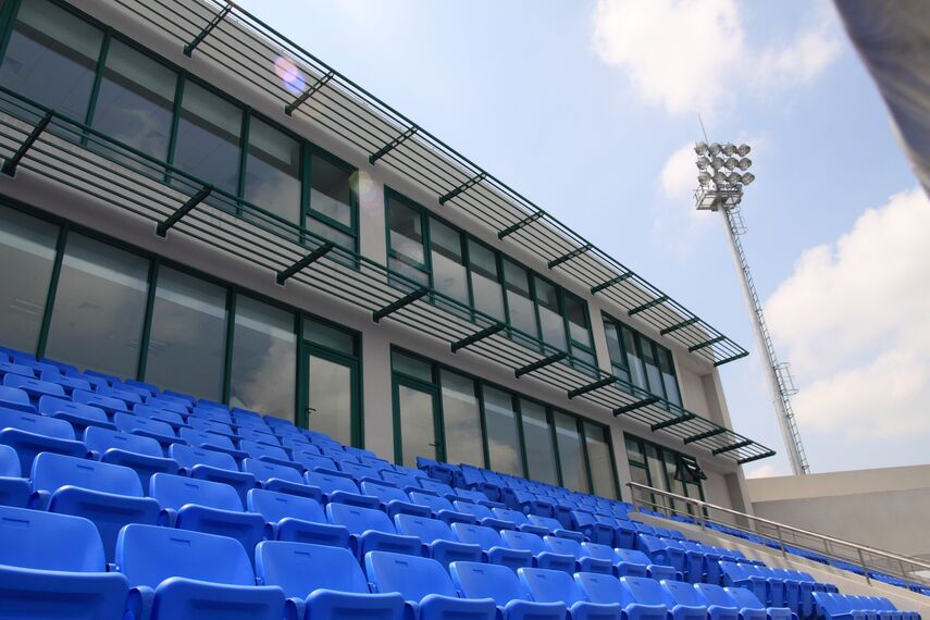 ConceptWall 60 Murs rideaux et BriseSoleil 100 Brise Soleil - Shanghai Qizhong Tennis Centre situé à Shanghai, Chine