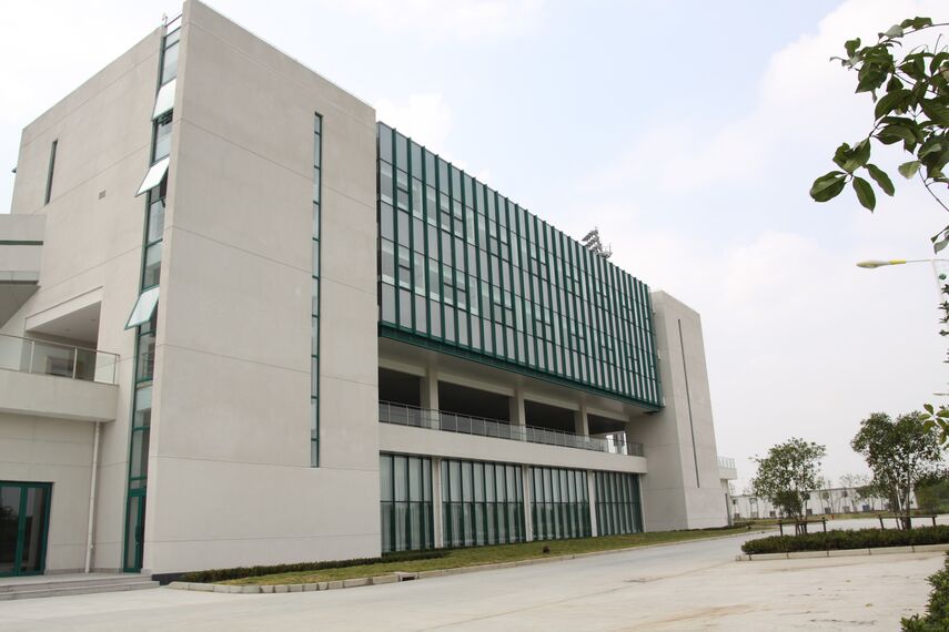 ConceptWall 60 Murs rideaux et BriseSoleil 100 Brise Soleil - Shanghai Qizhong Tennis Centre situé à Shanghai, Chine