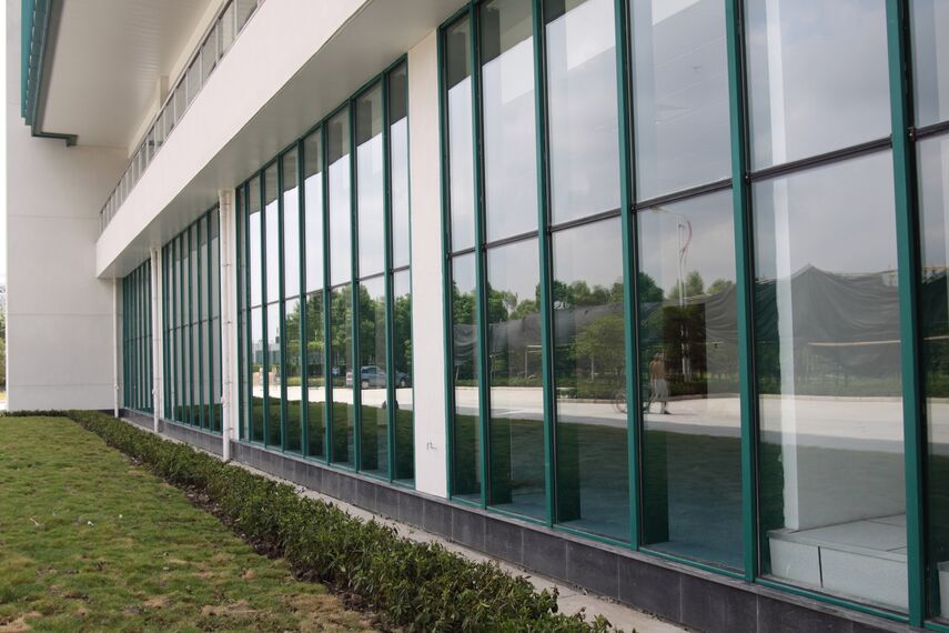 ConceptWall 60 Murs rideaux et BriseSoleil 100 Brise Soleil - Shanghai Qizhong Tennis Centre situé à Shanghai, Chine