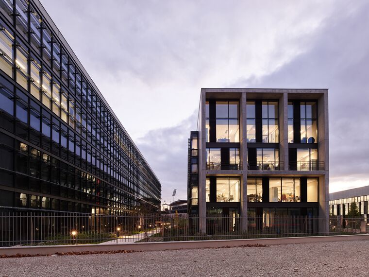 ConceptWall 86 Murs rideaux, ThermoSystem 68 Fenêtres, ConceptWall 50 Murs rideaux et TS 68-HV Fenêtres - Immeuble de bureaux Jardins du Lou situé à Lyon, France