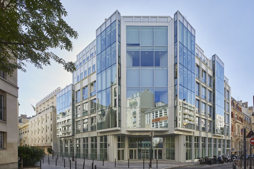 ConceptWall 60 Murs rideaux, ConceptWall 86 Murs rideaux et TS 68-HV Fenêtres - "Belles Feuilles" Réhabilitation de l'ancien siège Lafarge situé à Paris, France