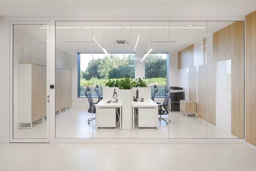 ConceptSystem 59Pa Fenêtres et CW 50-HI Murs rideaux - Pivexin Technology Headquarter situé à Babice, Pologne