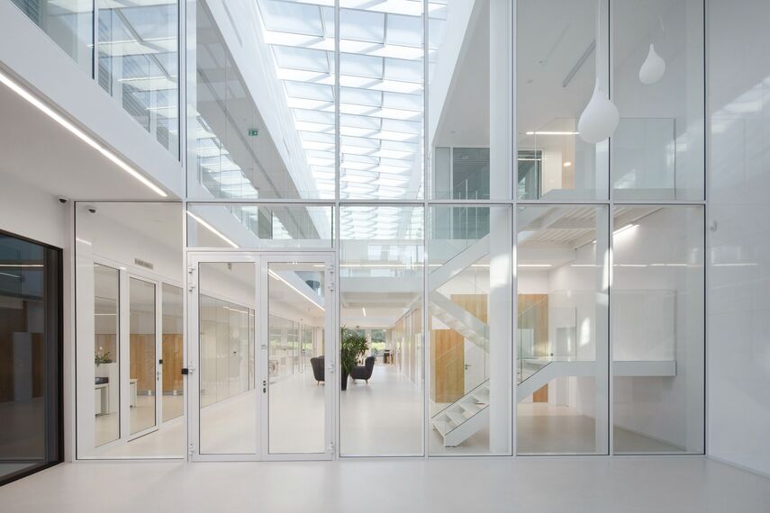 ConceptSystem 59Pa Fenêtres et CW 50-HI Murs rideaux - Pivexin Technology Headquarter situé à Babice, Pologne