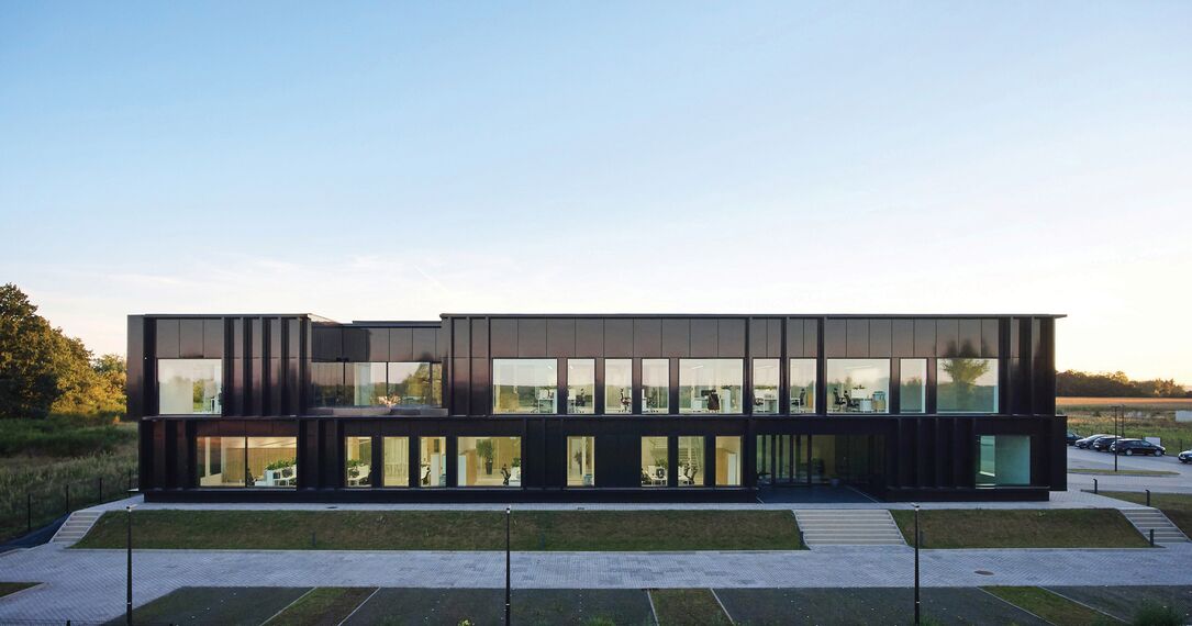 ConceptSystem 59Pa Fenêtres et CW 50-HI Murs rideaux - Pivexin Technology Headquarter situé à Babice, Pologne