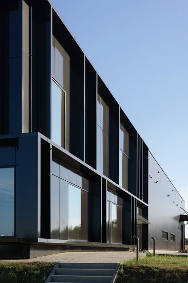 ConceptSystem 59Pa Fenêtres et CW 50-HI Murs rideaux - Pivexin Technology Headquarter situé à Babice, Pologne