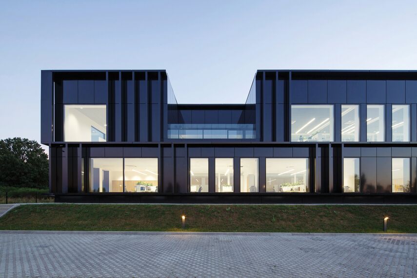ConceptSystem 59Pa Fenêtres et CW 50-HI Murs rideaux - Pivexin Technology Headquarter situé à Babice, Pologne