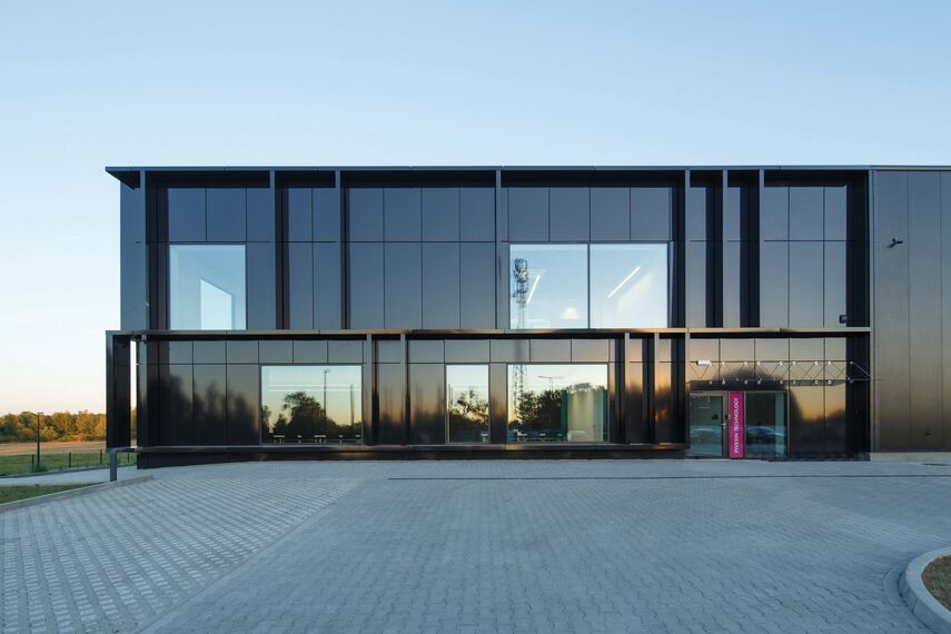 ConceptSystem 59Pa Fenêtres et CW 50-HI Murs rideaux - Pivexin Technology Headquarter situé à Babice, Pologne