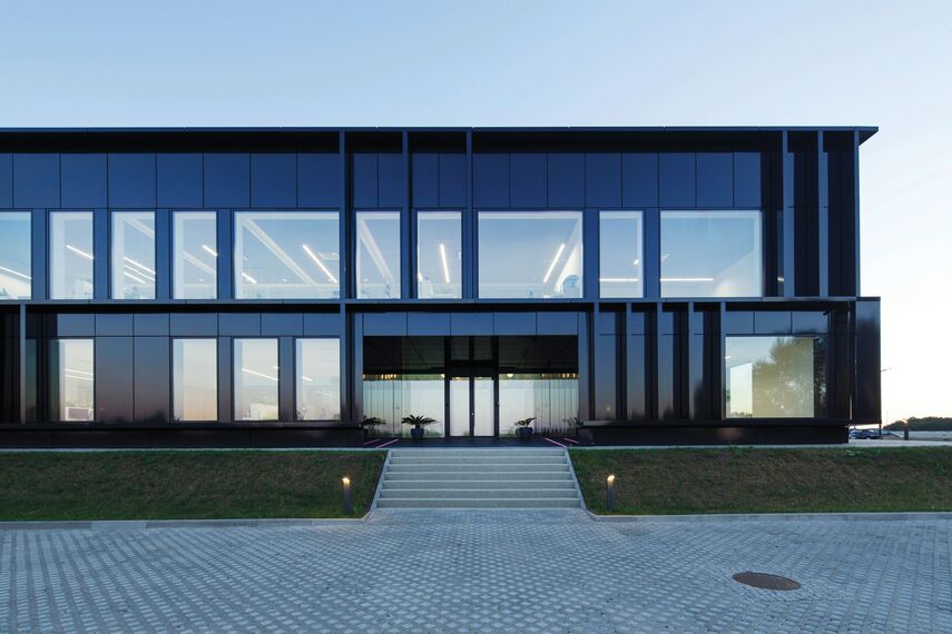 ConceptSystem 59Pa Fenêtres et CW 50-HI Murs rideaux - Pivexin Technology Headquarter situé à Babice, Pologne